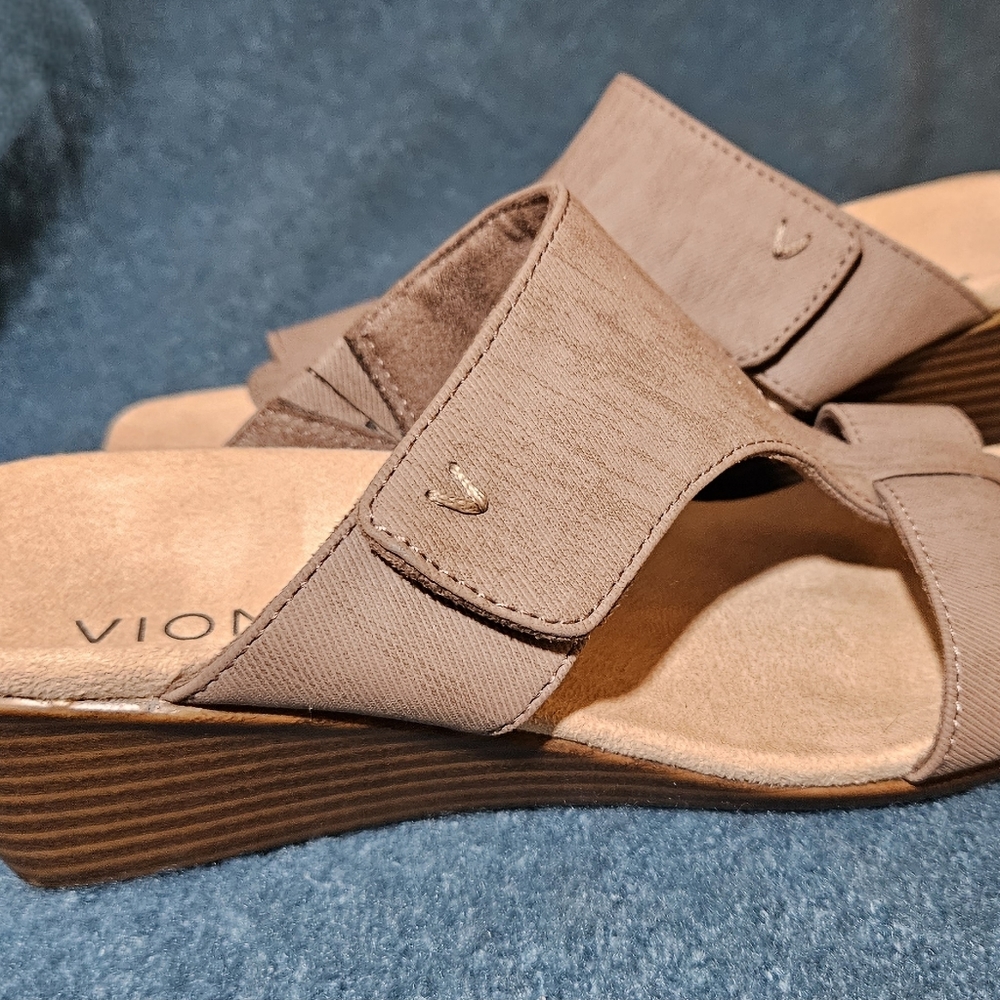 Vionic Regina Sandal Adjustable Wedge Slide Size 6 Like New Taupe Color - Picture 8 of 12